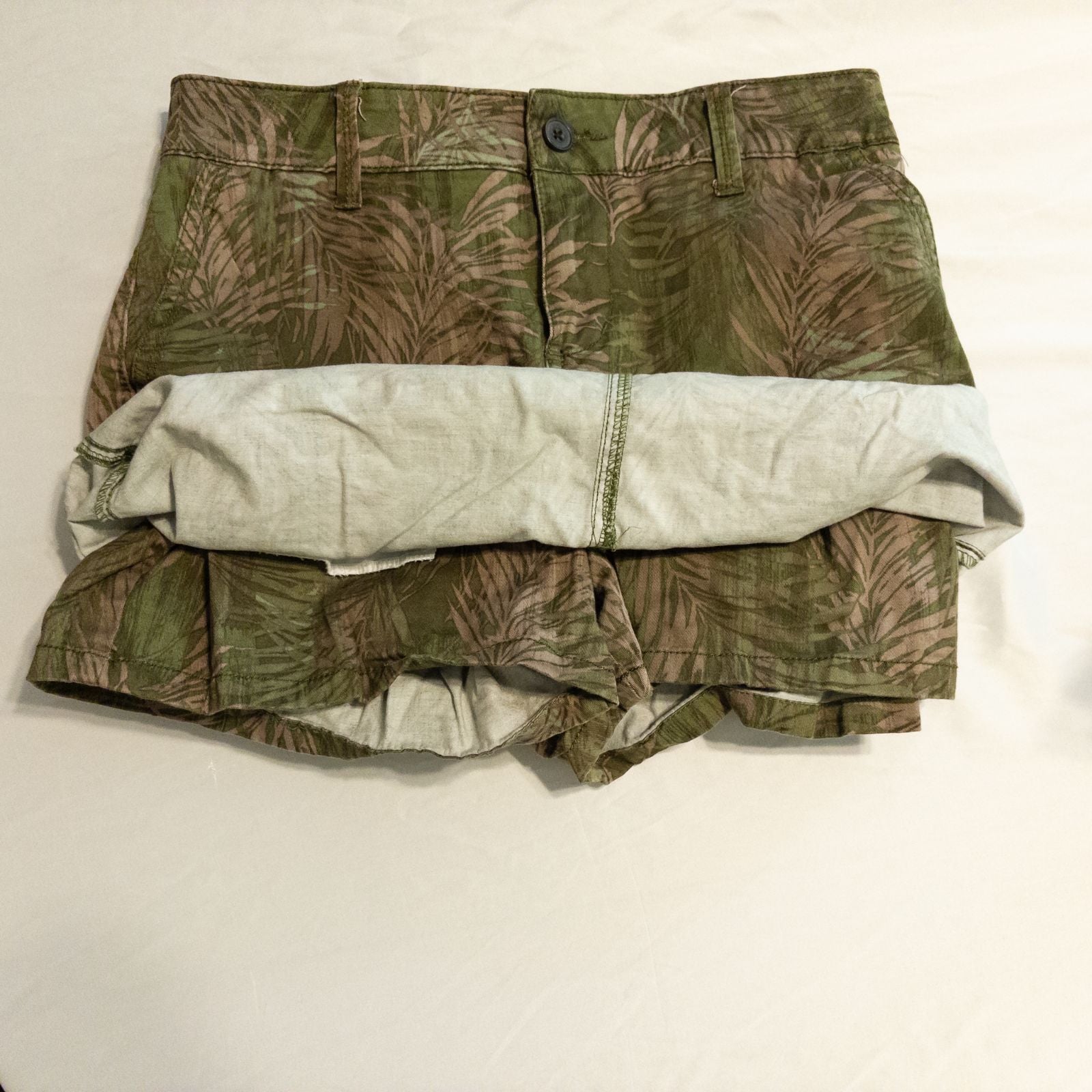 Sonoma Life and Style Womens green fronds patterned skort size 2 small front and back views with button closure and palm leaf print image 3
