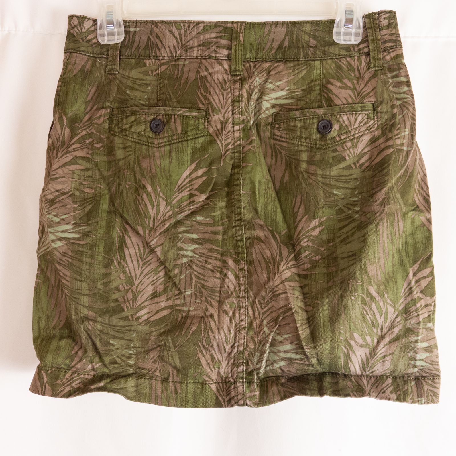 Sonoma Life and Style Womens green fronds patterned skort size 2 small front and back views with button closure and palm leaf print image 4