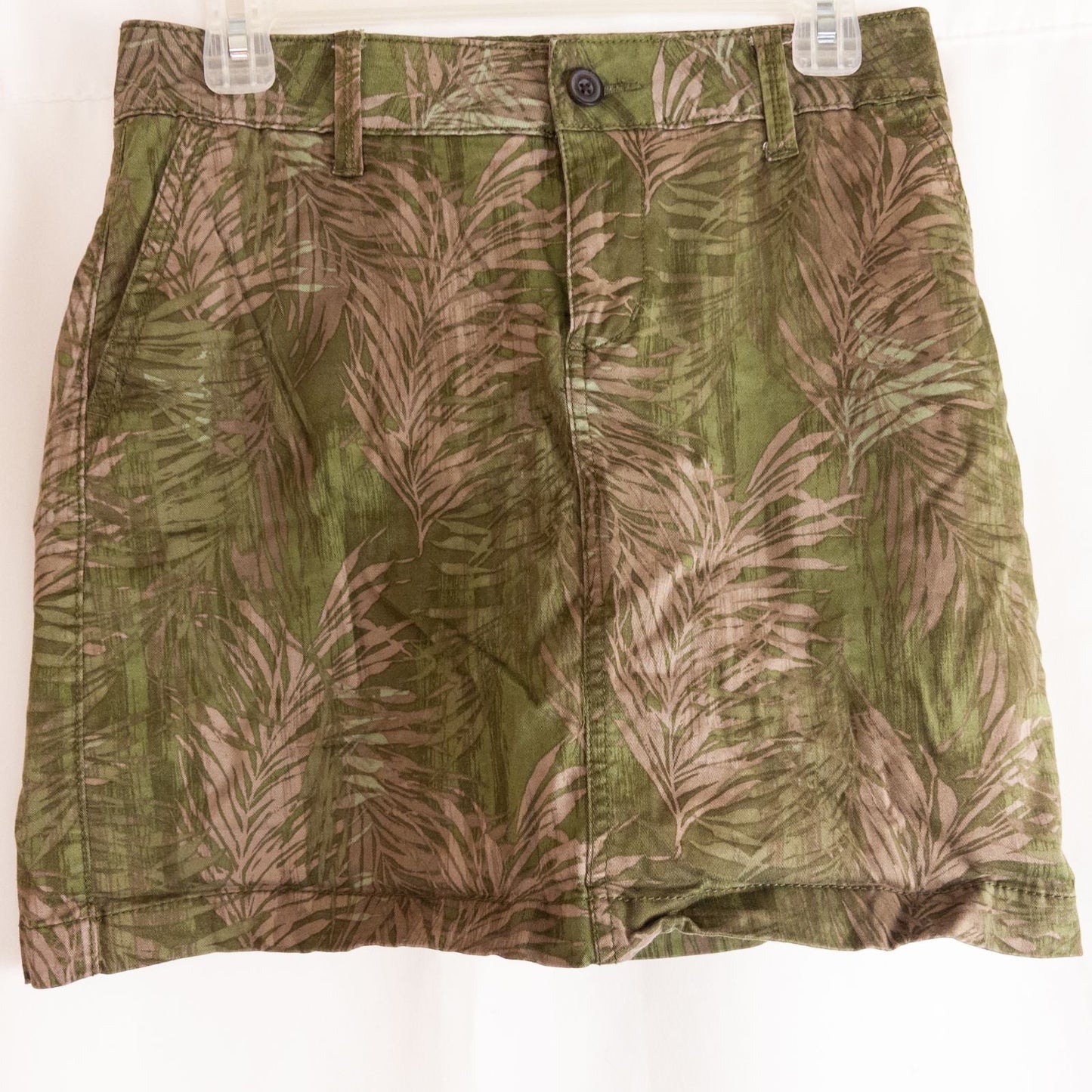 Sonoma Life and Style Womens green fronds patterned skort size 2 small front and back views with button closure and palm leaf print
