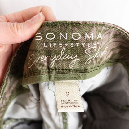 Sonoma Life and Style Womens green fronds patterned skort size 2 small front and back views with button closure and palm leaf print image 5