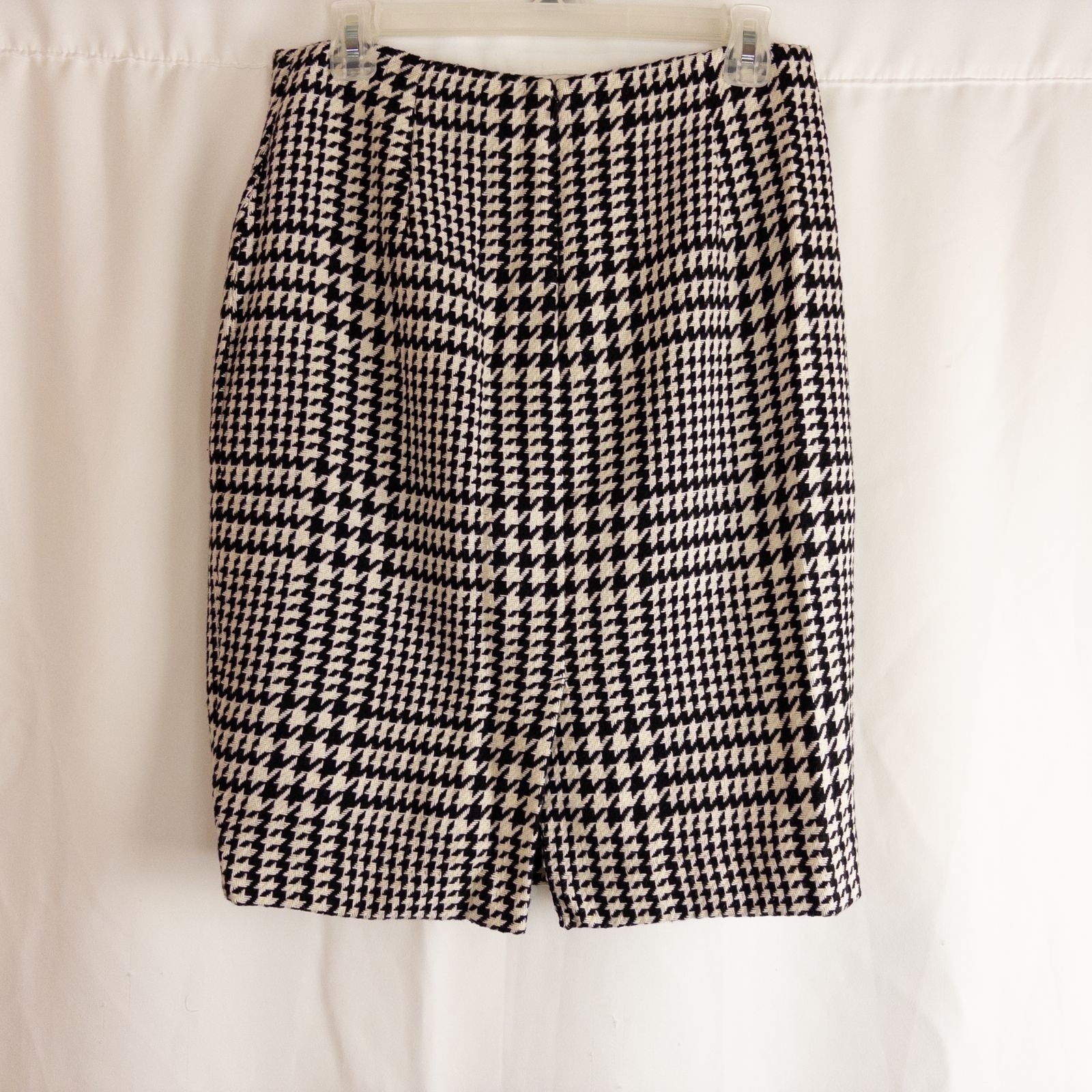 Liz Claiborne vintage black and white houndstooth wool pencil skirt womens size 8 front and back views with fabric and label detail image 4