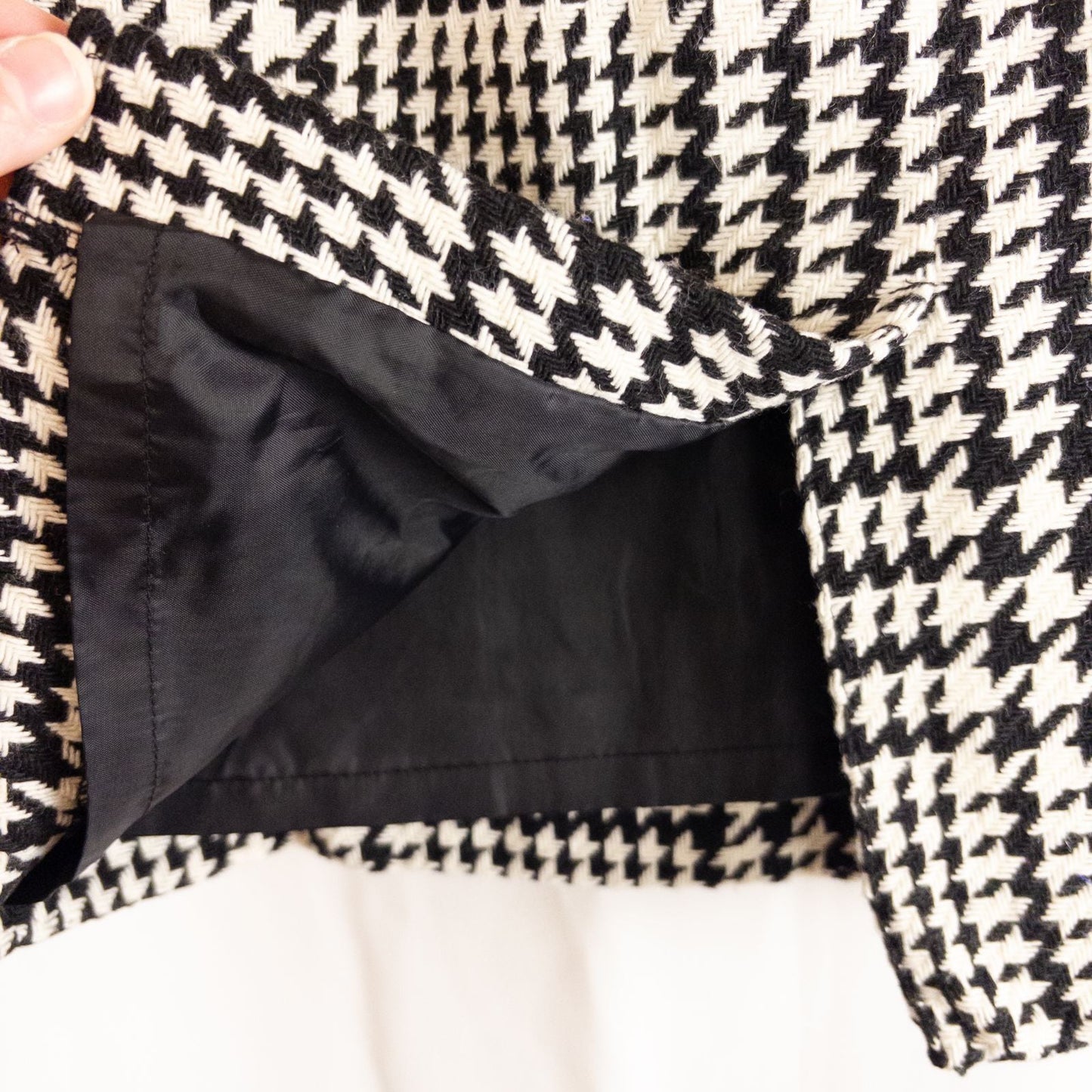 Liz Claiborne vintage black and white houndstooth wool pencil skirt womens size 8 front and back views with fabric and label detail image 5