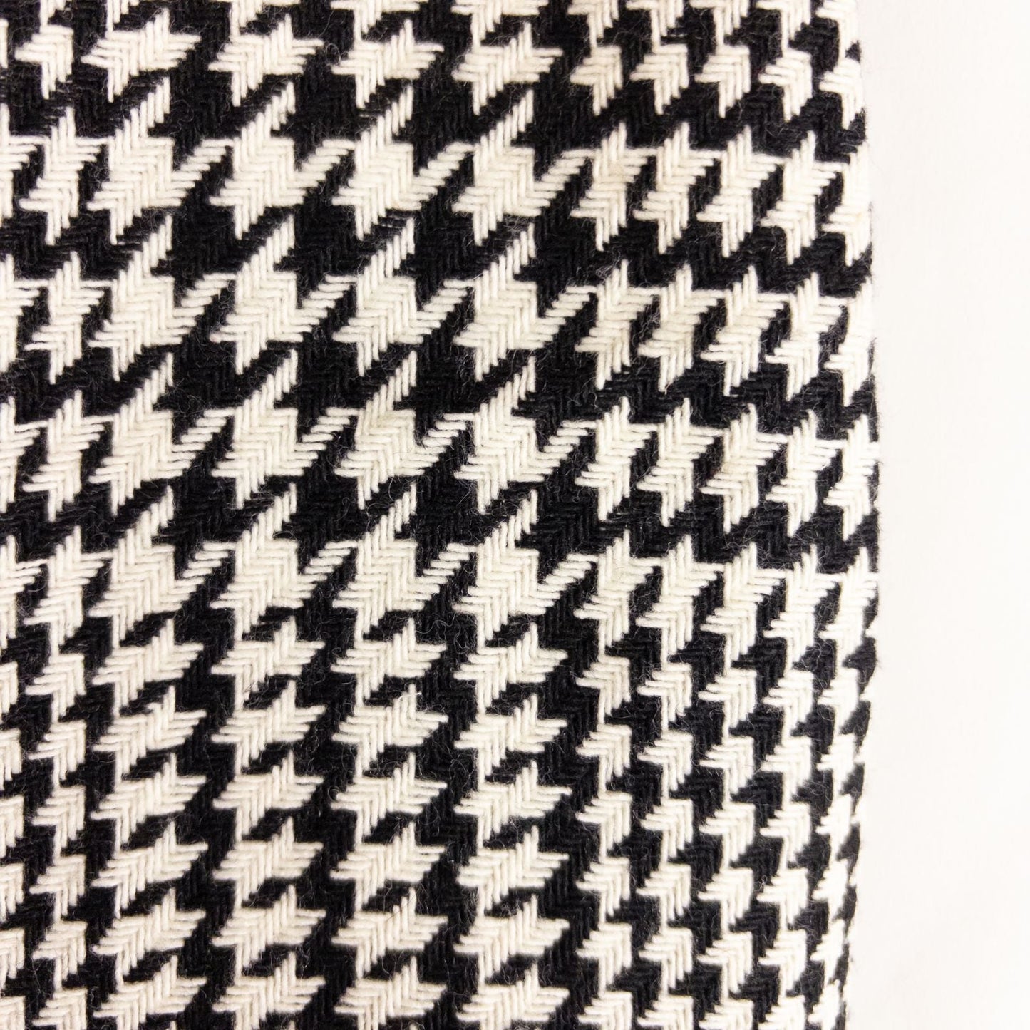Liz Claiborne vintage black and white houndstooth wool pencil skirt womens size 8 front and back views with fabric and label detail image 3