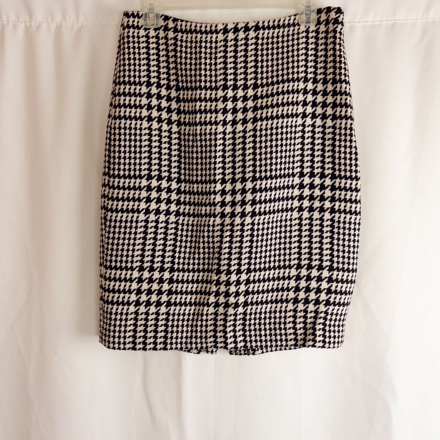 Liz Claiborne vintage black and white houndstooth wool pencil skirt womens size 8 front and back views with fabric and label detail