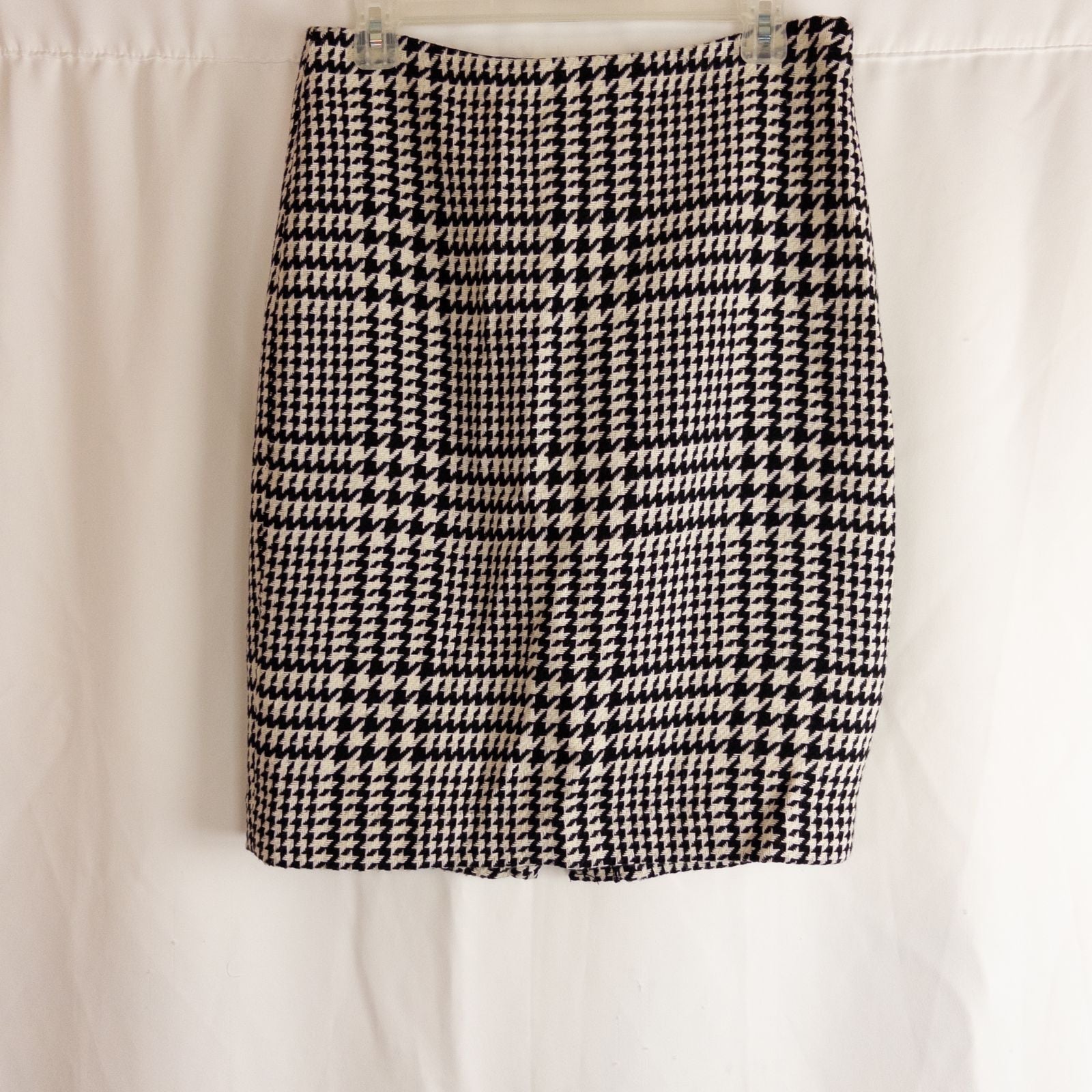 Liz Claiborne vintage black and white houndstooth wool pencil skirt womens size 8 front and back views with fabric and label detail