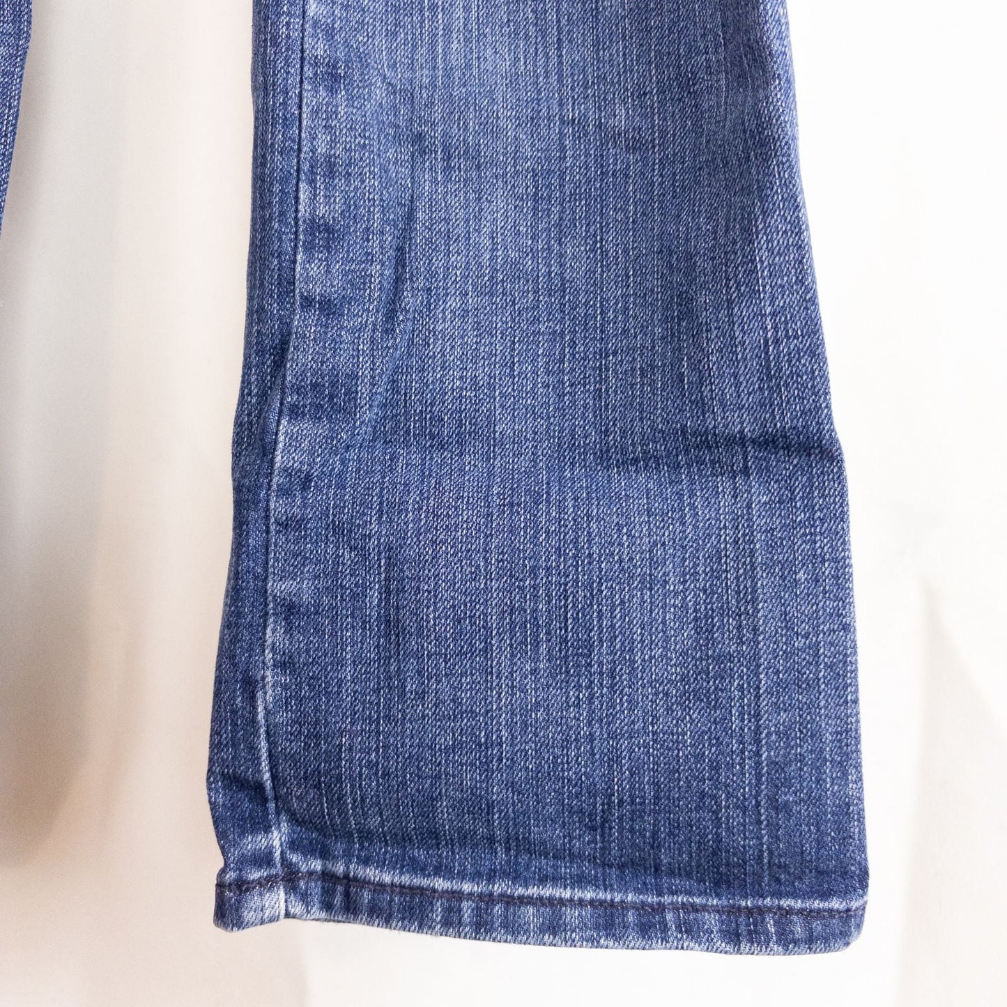 7 for all Mankind Kimmie straight leg blue jeans womens size 27 laid flat front and back views showing faded denim and button closure image 4