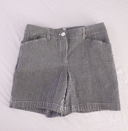 Jones New York womens white and black striped seersucker shorts size 4 front and back views with stretch fabric and button detail