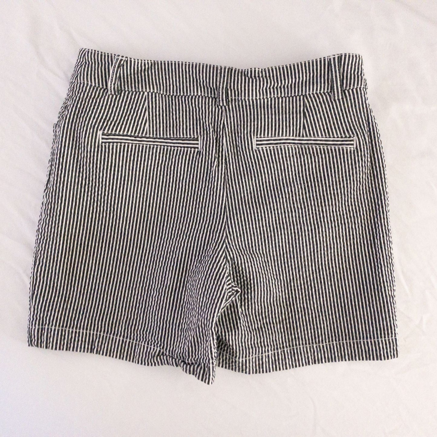 Jones New York womens white and black striped seersucker shorts size 4 front and back views with stretch fabric and button detail image 5