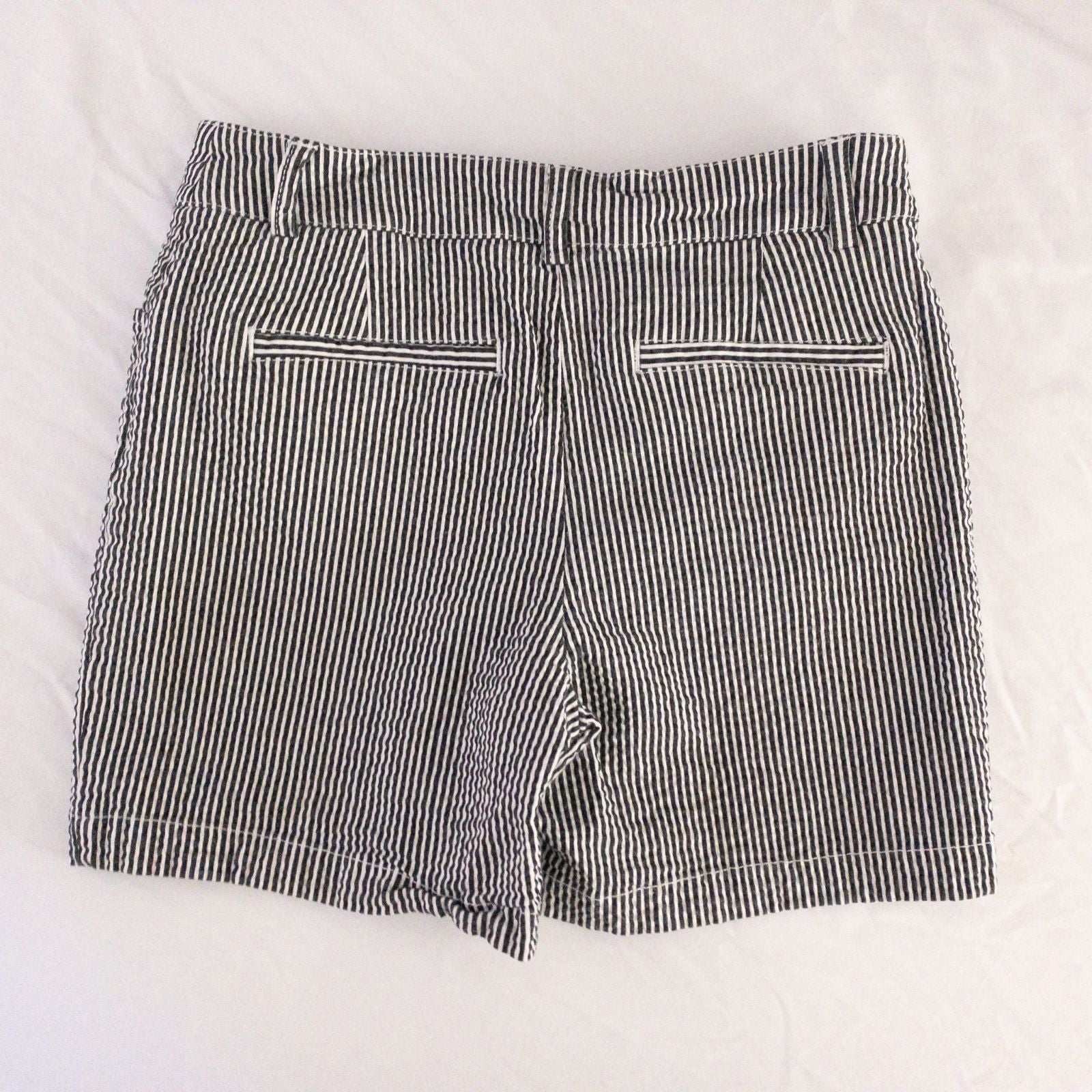 Jones New York womens white and black striped seersucker shorts size 4 front and back views with stretch fabric and button detail image 5