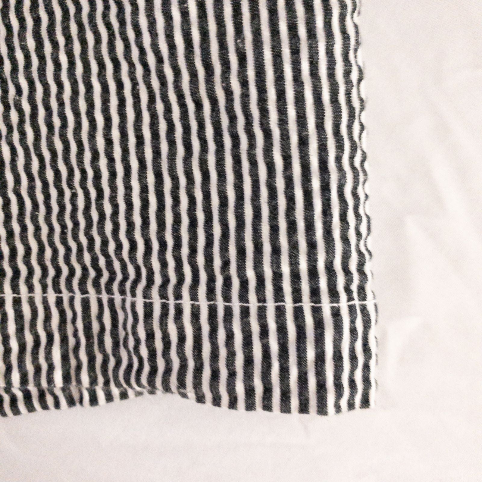 Jones New York womens white and black striped seersucker shorts size 4 front and back views with stretch fabric and button detail image 4