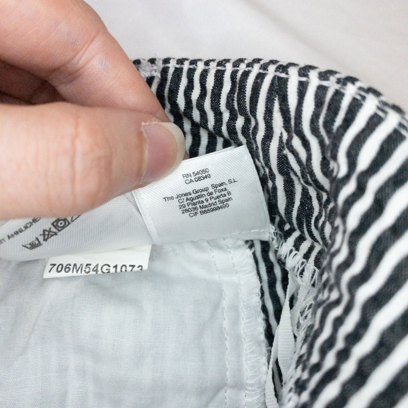 Jones New York womens white and black striped seersucker shorts size 4 front and back views with stretch fabric and button detail image 13