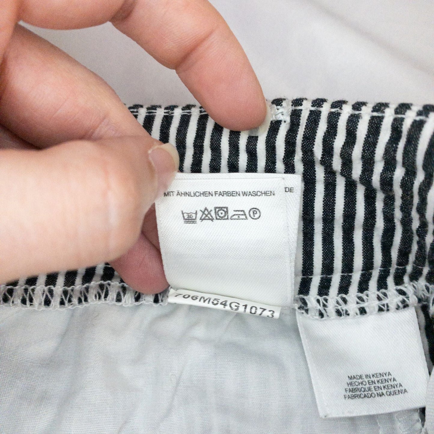 Jones New York womens white and black striped seersucker shorts size 4 front and back views with stretch fabric and button detail image 10
