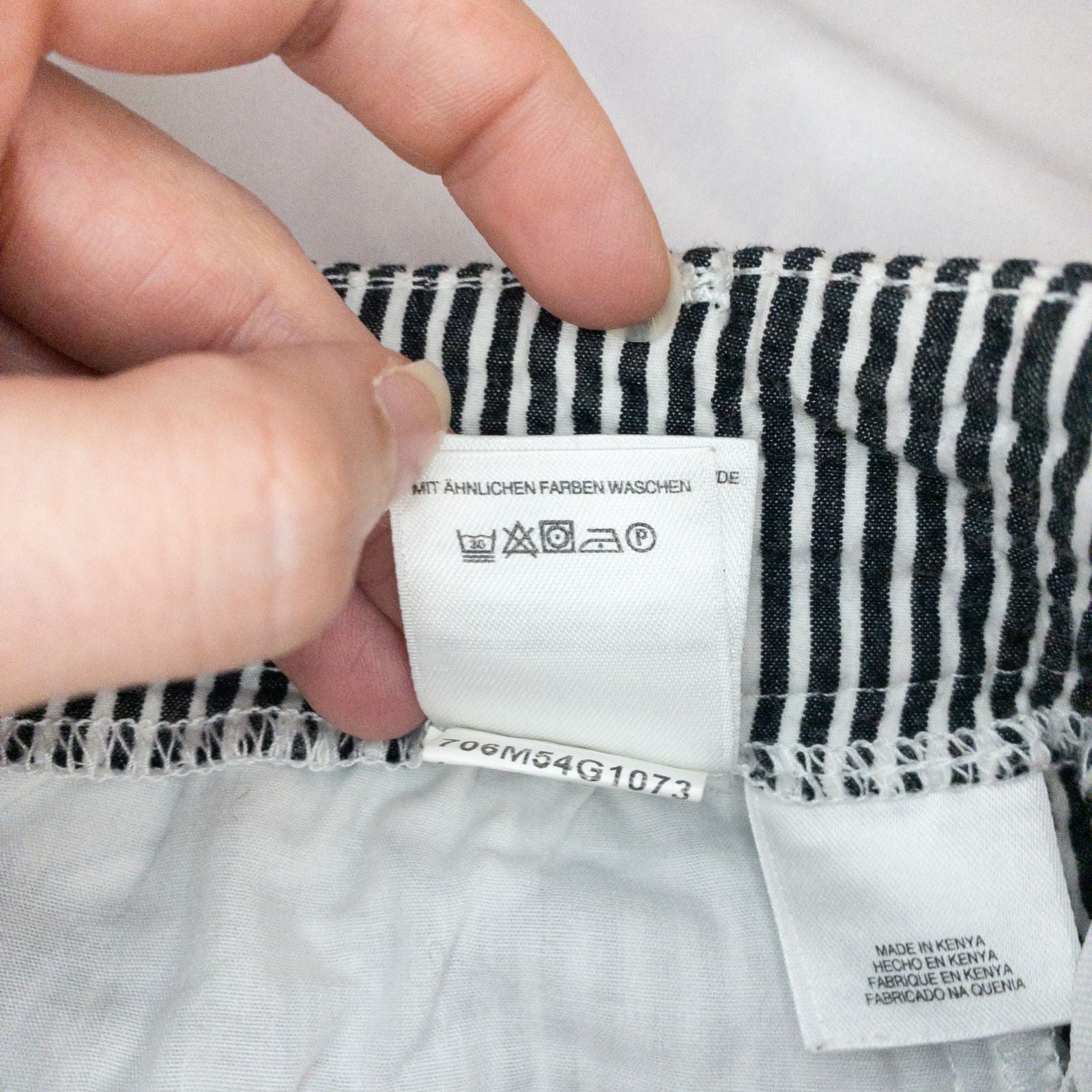 Jones New York womens white and black striped seersucker shorts size 4 front and back views with stretch fabric and button detail image 10