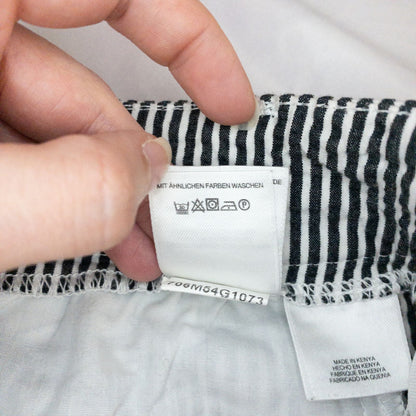 Jones New York womens white and black striped seersucker shorts size 4 front and back views with stretch fabric and button detail image 10
