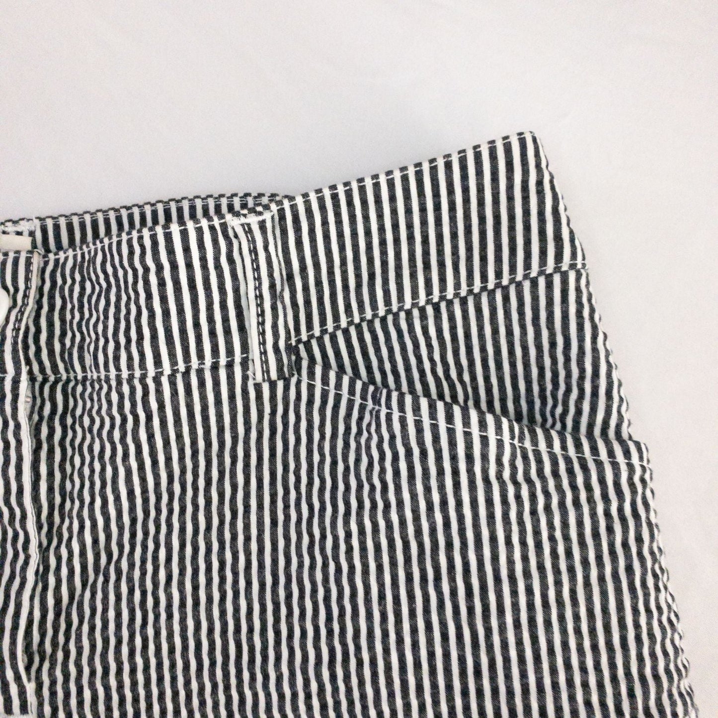 Jones New York womens white and black striped seersucker shorts size 4 front and back views with stretch fabric and button detail image 3