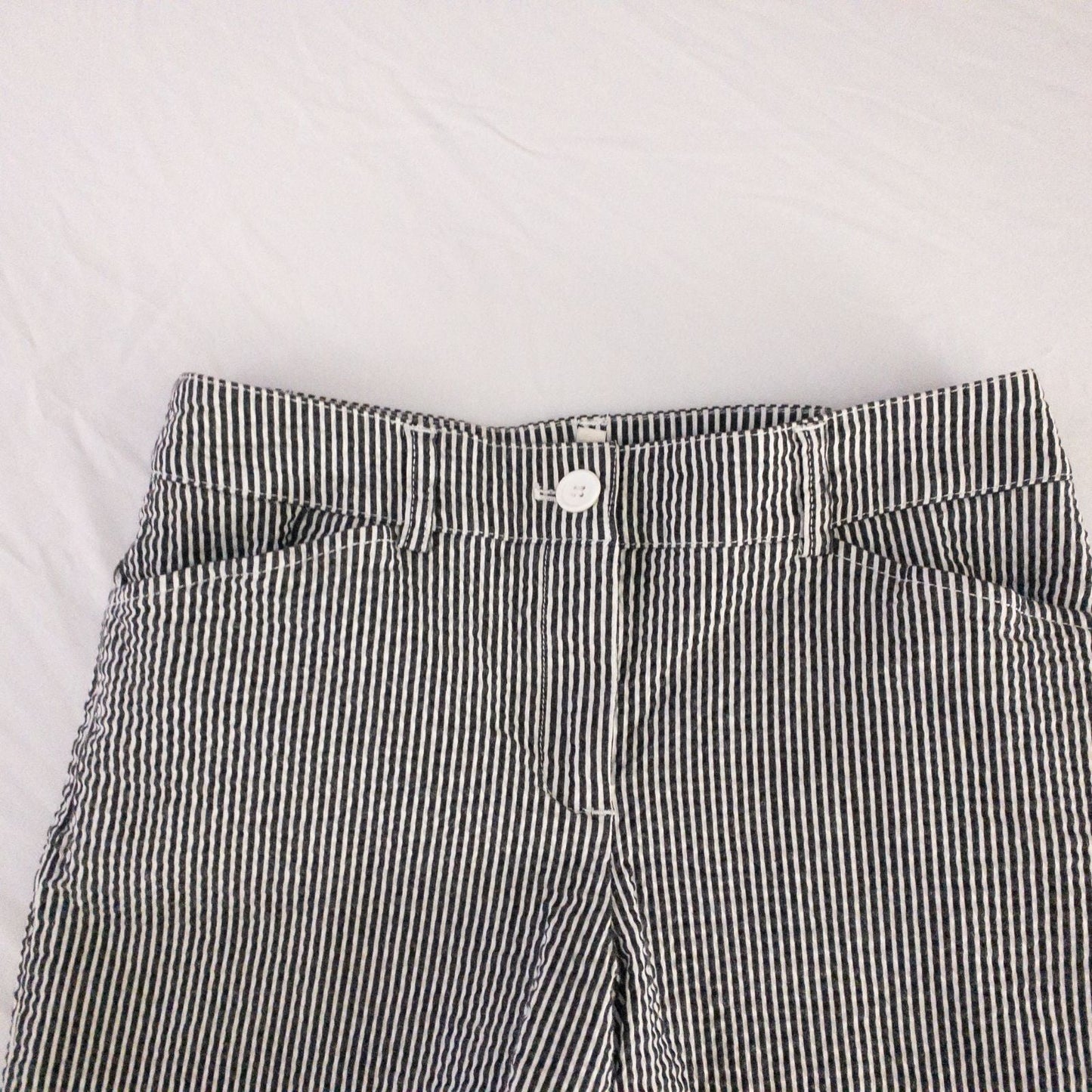 Jones New York womens white and black striped seersucker shorts size 4 front and back views with stretch fabric and button detail image 2