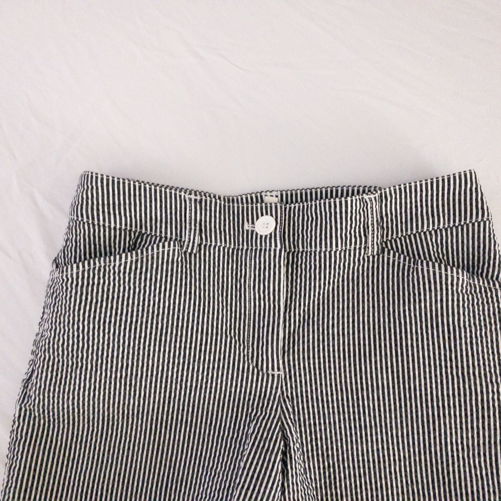 Jones New York womens white and black striped seersucker shorts size 4 front and back views with stretch fabric and button detail image 2