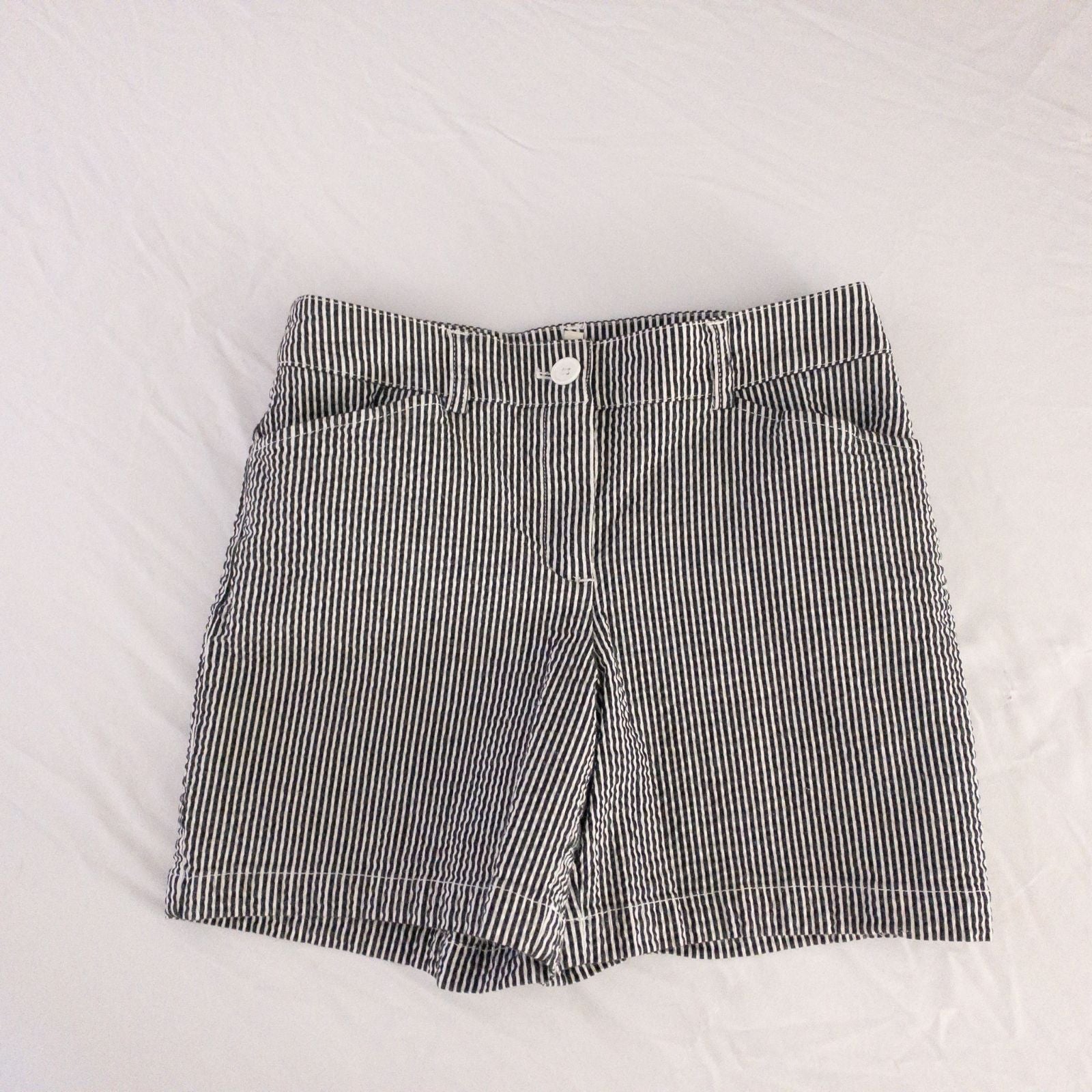 Jones New York womens white and black striped seersucker shorts size 4 front and back views with stretch fabric and button detail image 14