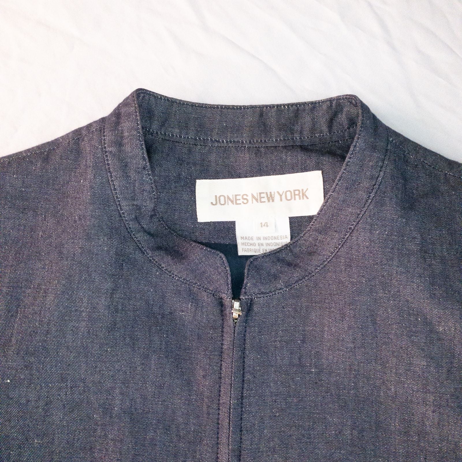 Jones New York vintage blue denim zip jacket women's size 14 with padded shoulders and side pockets image 2