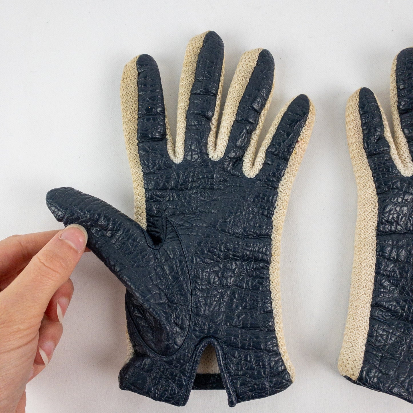 Aris Snuggler Vintage Blue Beige Vinyl Knit Gloves Womens One Size