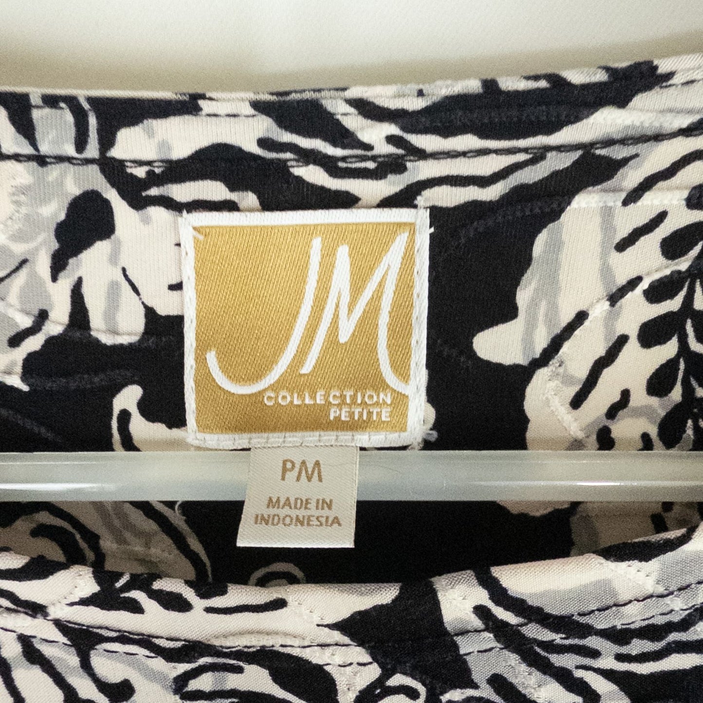 JM Collection black and white floral blouse top with 3/4 sleeves and crew neck, women's medium petite size image 8