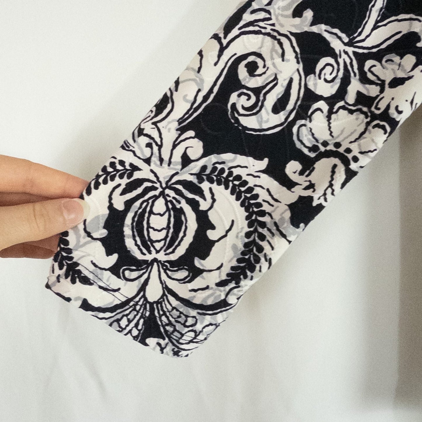 JM Collection black and white floral blouse top with 3/4 sleeves and crew neck, women's medium petite size image 4