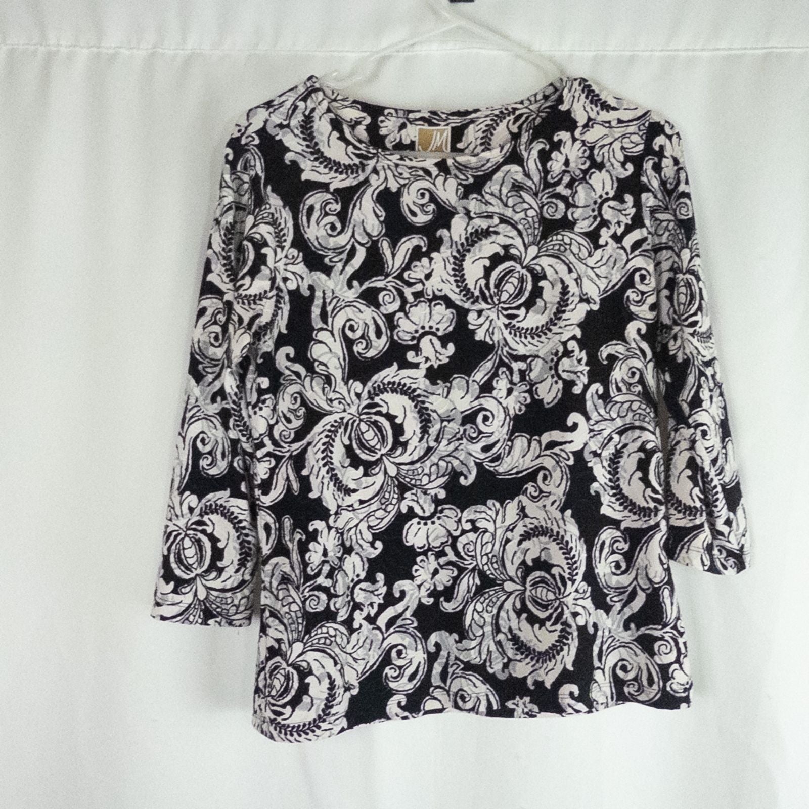 JM Collection black and white floral blouse top with 3/4 sleeves and crew neck, women's medium petite size