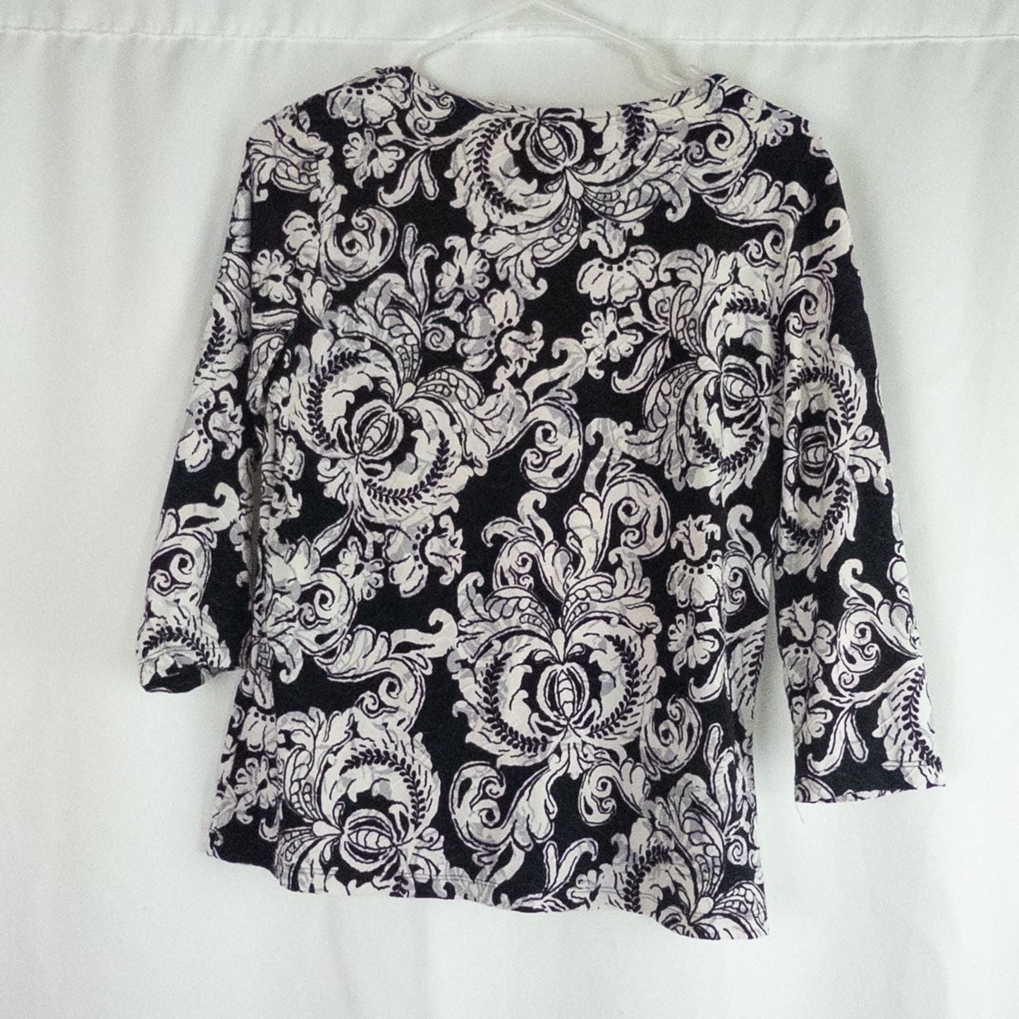 JM Collection black and white floral blouse top with 3/4 sleeves and crew neck, women's medium petite size image 6