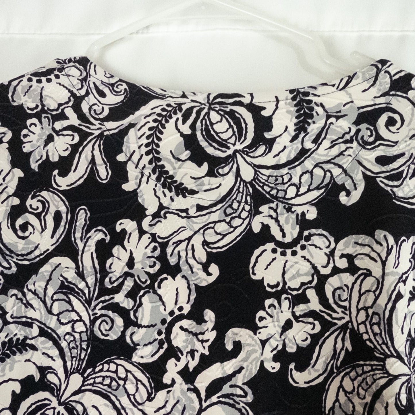 JM Collection black and white floral blouse top with 3/4 sleeves and crew neck, women's medium petite size image 7