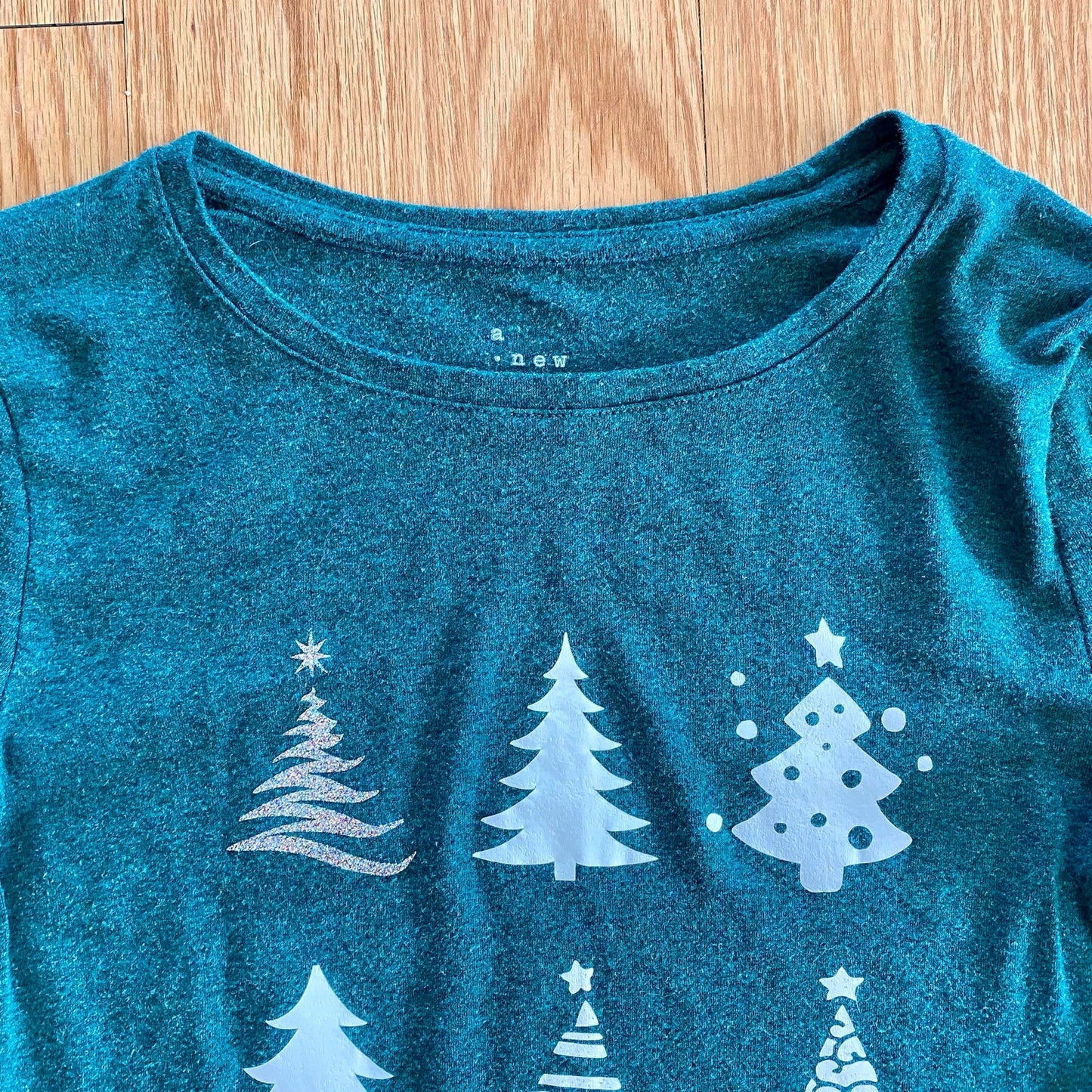 A New Day Green Christmas Holiday Graphic Shirt Womens Small