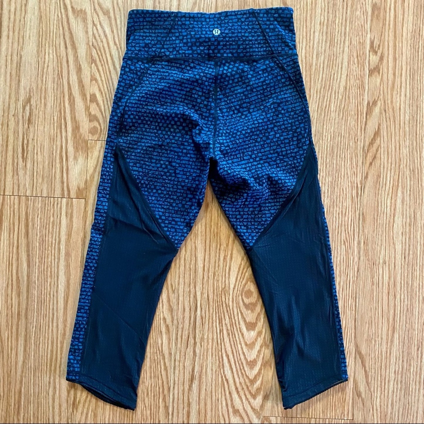 Lululemon Athletica Deep Breath Blue & Black Cropped Leggings Pants Womens 6