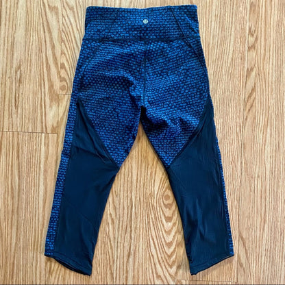 Lululemon Athletica Deep Breath Blue & Black Cropped Leggings Pants Womens 6