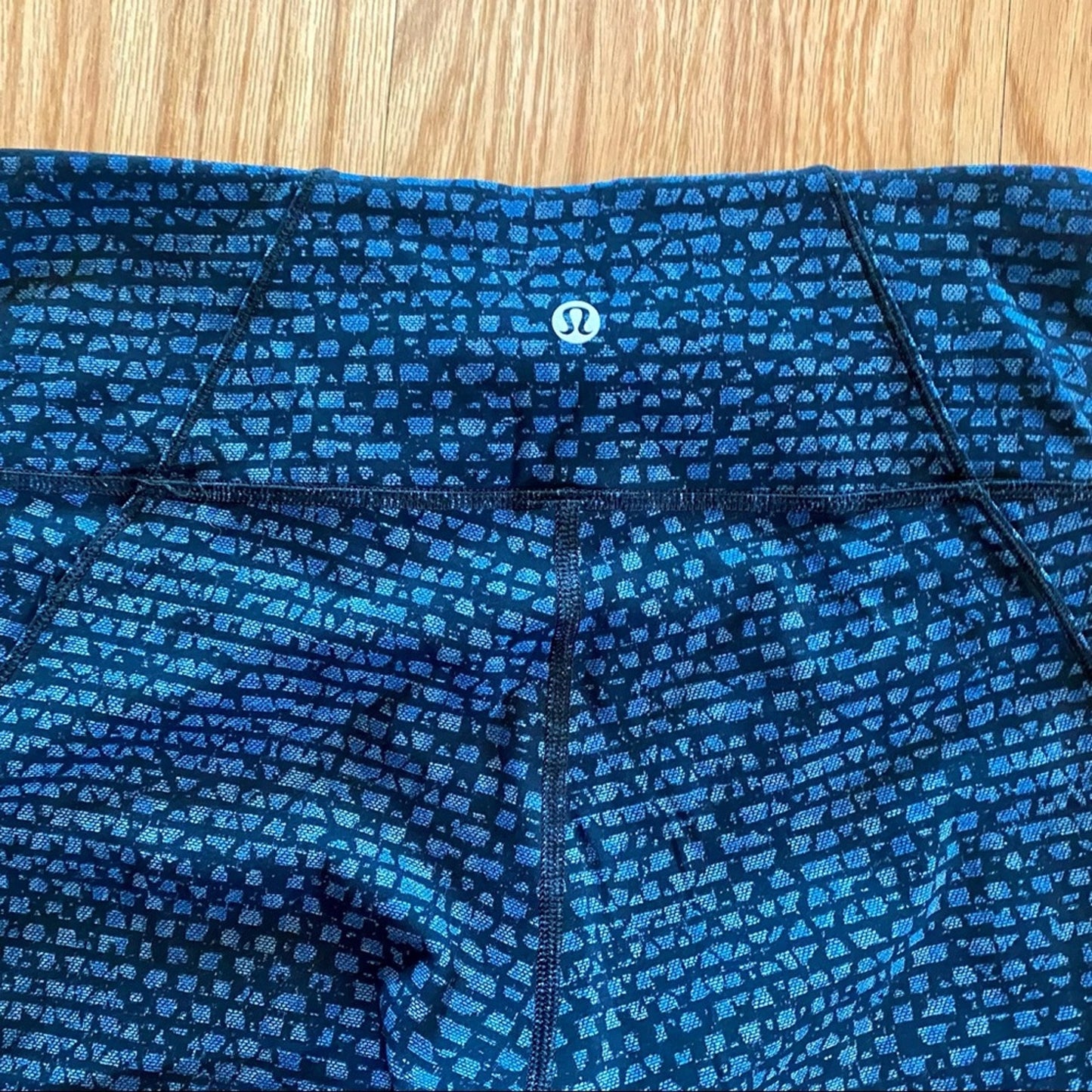 Lululemon Athletica Deep Breath Blue & Black Cropped Leggings Pants Womens 6
