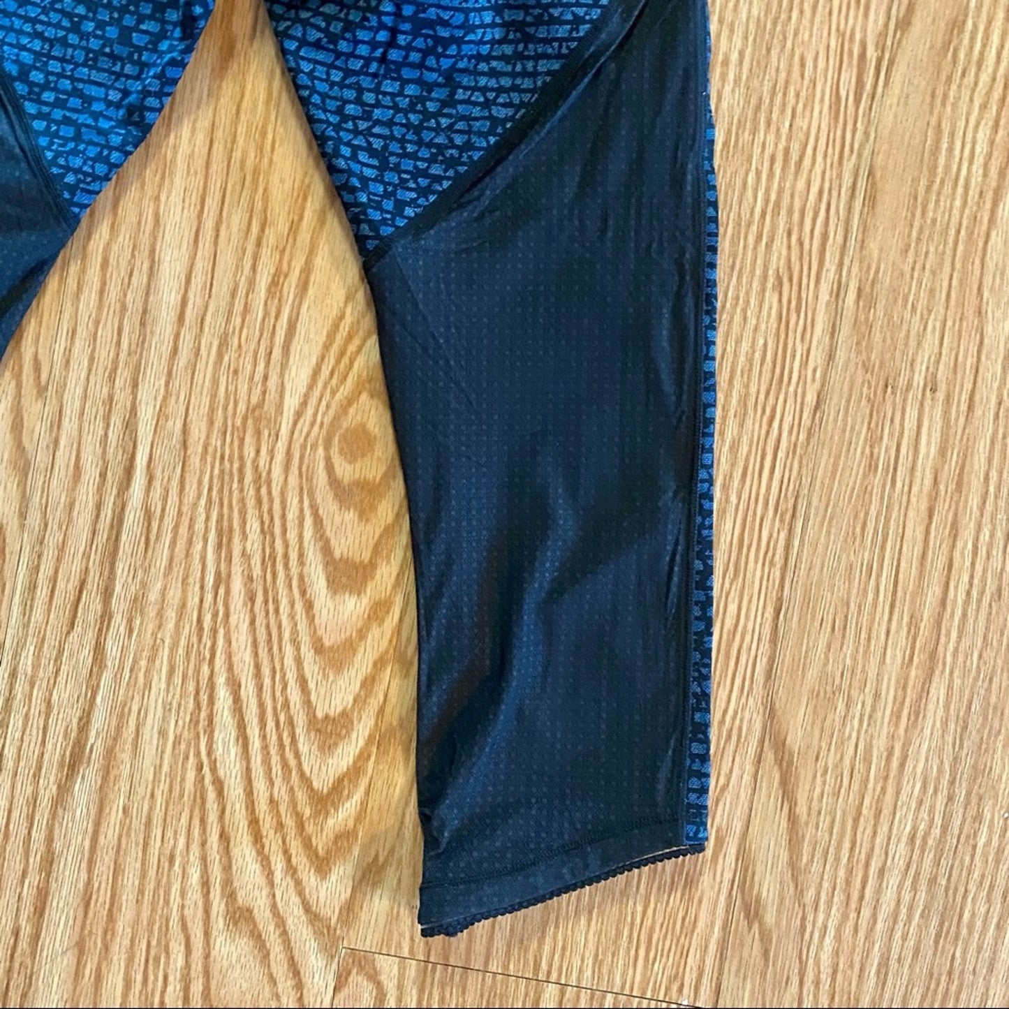 Lululemon Athletica Deep Breath Blue & Black Cropped Leggings Pants Womens 6